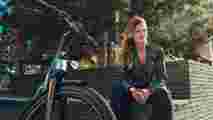 Vrouw zittend op muur met e-bike D-Burst van Sparta