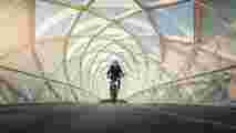 Man fietst op e-bike van Sparta in tunnel