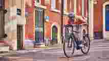A Man riding the Raleigh Motus ebike through the city 