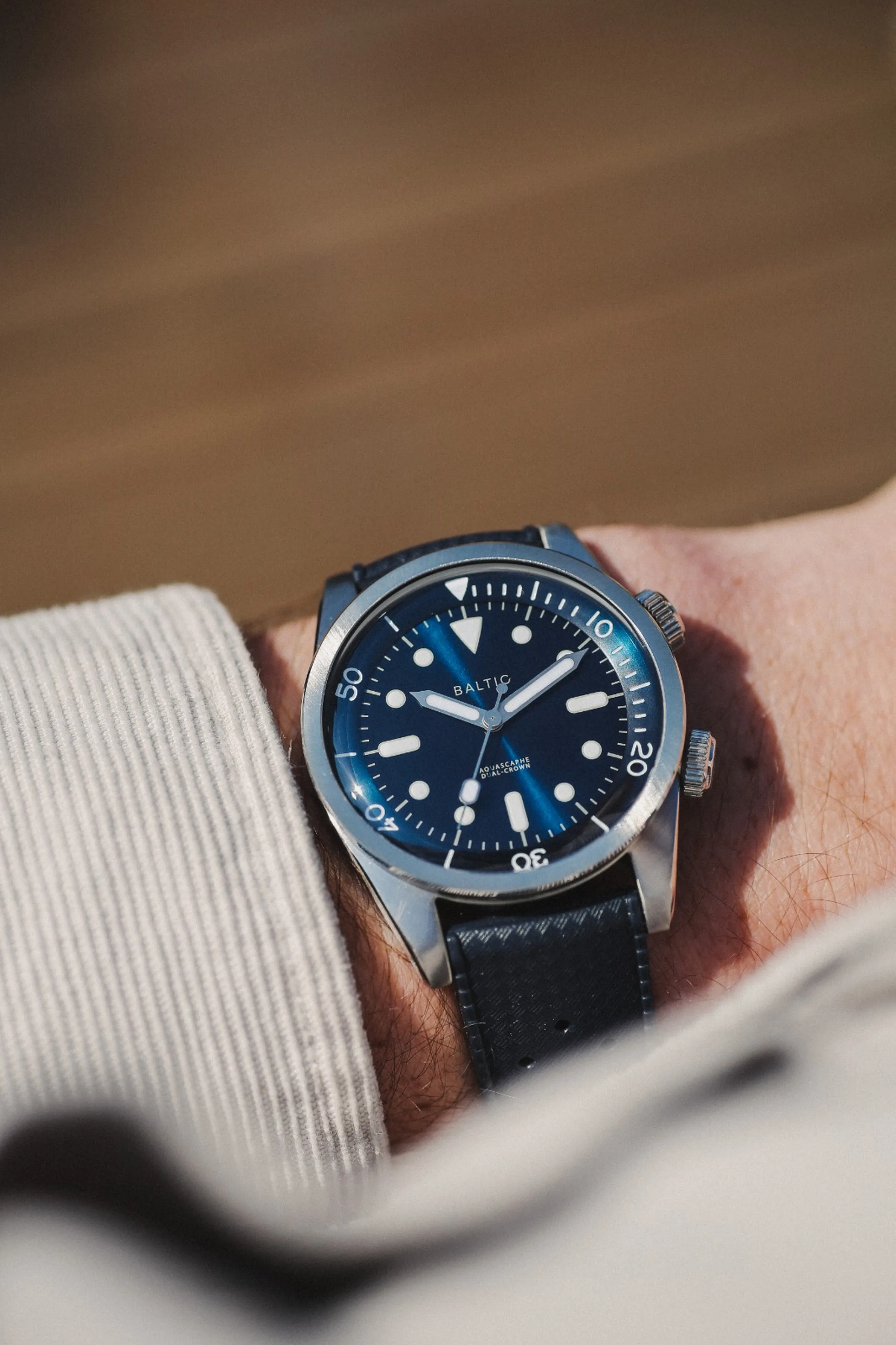 Les microbrands sur Kickstarter ou en direct - partage et avis - Page 2 Dual_crown_ws_blue