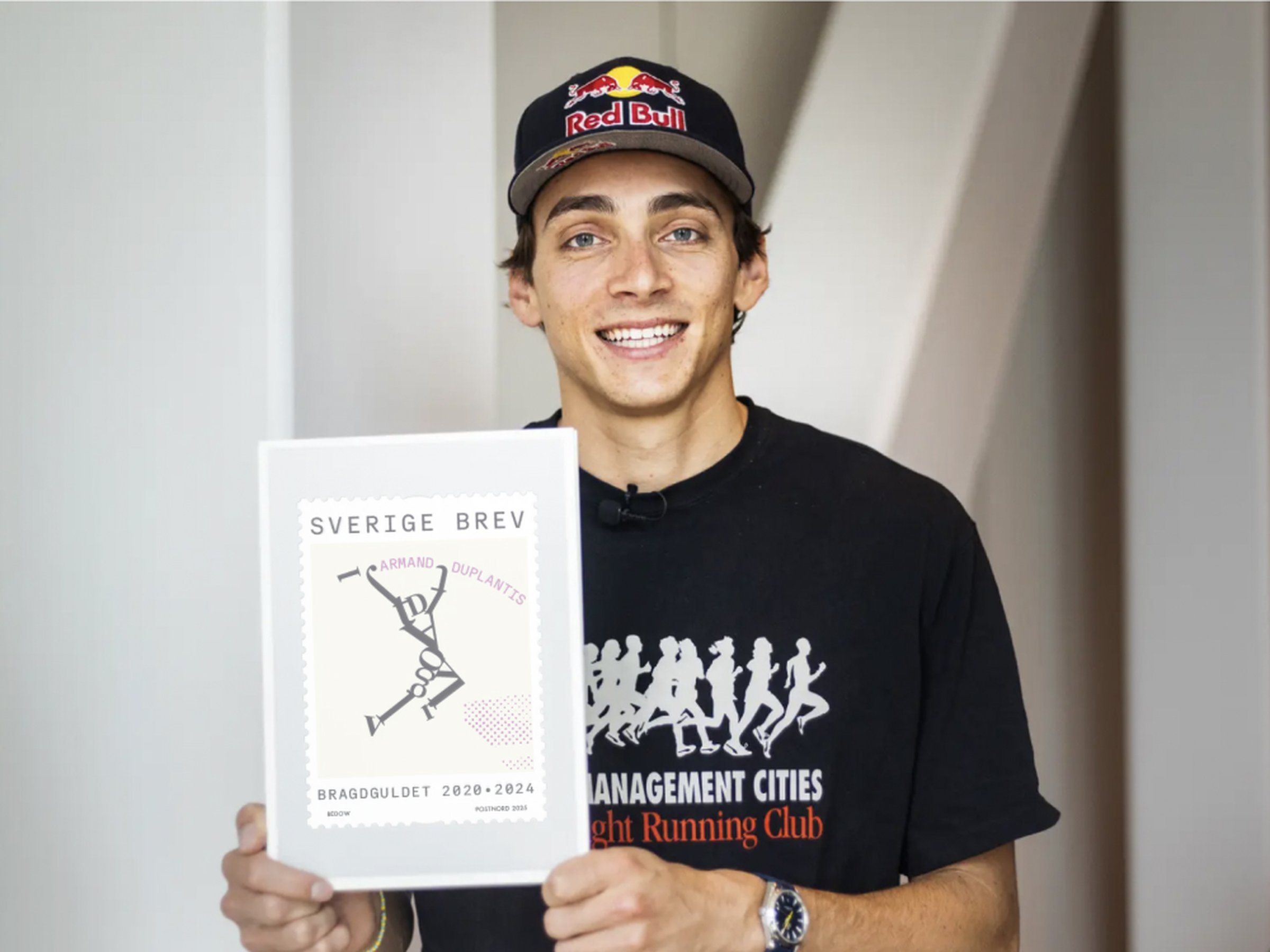 Armand Duplantis shows the new stamps designed by Bedow