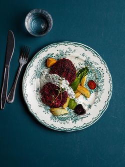 Rödbets- och Mungbönsbiffar med rostad klyftpotatis