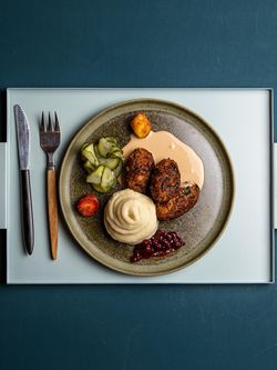 Persiljejärpar med kokt potatis, gräddsås och lingon