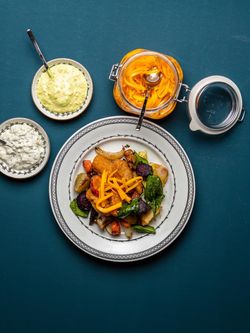 Ärtnuggets med rostade rotsaker, kall äppelsås och currydoftande äppelsallad