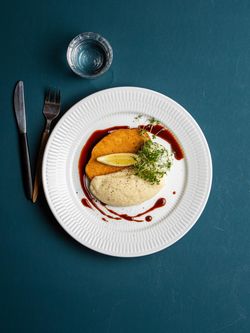 Vegoschnitzel med potatismos och färskostcréme