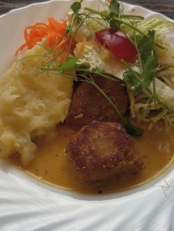 Laxfärsbiffar med citronsås och jordärtskockspuré