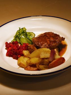 Pannbiff på kornbulgur med lingon, picklad gurka, rotfrukter och rödvinssky