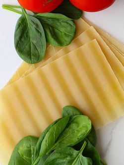 Pastagratäng med grönsakstät tomatsås, grönkålspesto och växtbaserad béchamel