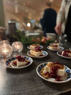 Cheesecake med pepparkaka och lingon