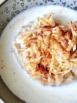 Rostad havregrynsgröt med rivet äpple och kanel