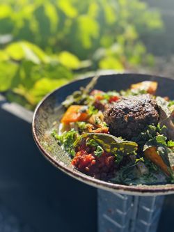 Färs- & bulgurbiffar med potatis, tomat och salvia