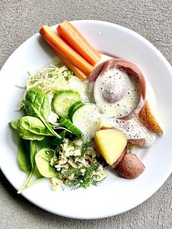 Nötkorv med pepparrotssås och kokt potatis
