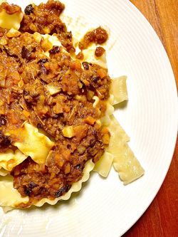 Spaghetti och gråärtsragu med högrev