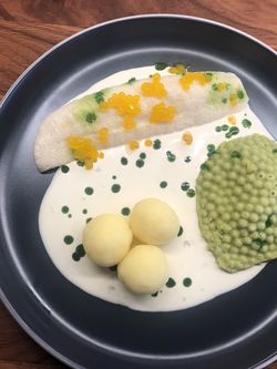 Torskfilé med beurre blanc, ärtor samt citroncaviar