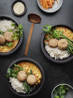 Röd currygryta med ugnsgrillade brax-fishcakes 
