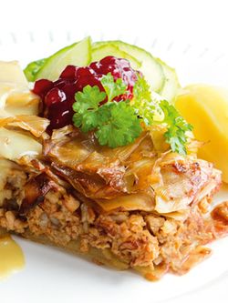 Vegetarisk kålpudding med sirapssky och kokt potatis