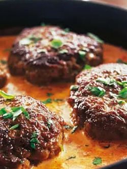 Ostfärsbollar i tomatsås