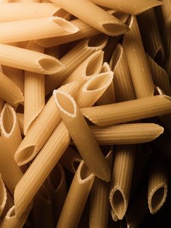 Hönsfärsjärpar i tomatsås med grön pasta