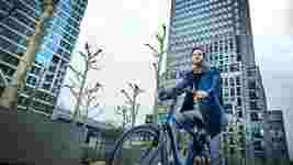 Man voor kantoorgebouw op a-Shine M8b e-bike