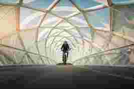 Man fietst op e-bike van Sparta in tunnel