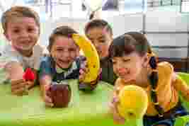 kids with fruits