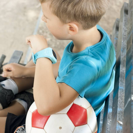 Chytré hodinky pro děti - Dítě na lavičce s chytrými hodinkami