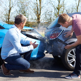 Lze ušetřit na autopojištění - Majitelé auta sčítají škody po nárazu svých vozů