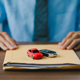 Nárust cen vlastnictví auta - Papírové složky a klíčky od auta