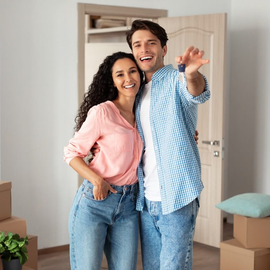 Hypotéka na dům není pro každého - mladý pár s klíči v ruce