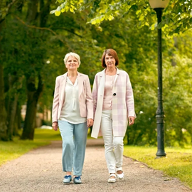 Dve ženy v staršom veku v parku