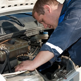 automechanik opravuje auto 