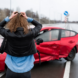 Žena u rozbitého auta