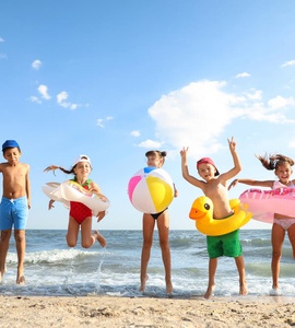 Skupina dětí na pláži