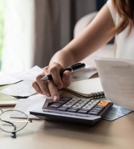 Žena s účty počítá na kalkulačce