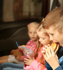 deti s jedlom v aute