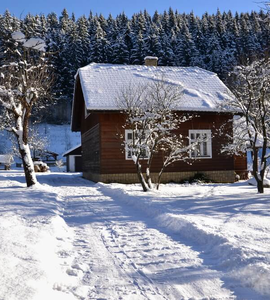 Zasněžená chata v zimě