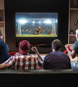 Kde sledovat sportovní přenosy - Partička sleduje fotbal v televizi