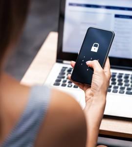 Jak chránit své platební údaje - Žena s mobilem v ruce, zabezpečení, notebook na stole