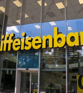 Logo Raiffeisenbank nad vchodem do banky