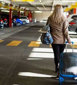 Jak nejlépe a nejlevněji zaparkovat při odletu na dovolenou - Žena na letištním parkovišti
