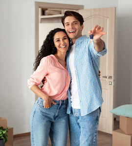 Hypotéka na dům není pro každého - mladý pár s klíči v ruce