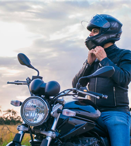 Muž na motorce v helmě