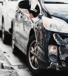 Jak řešit nabourané auto na parkovišti - Poškozený předek auta na parkovišti