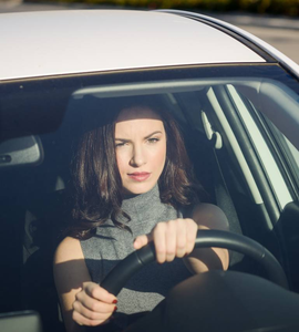 bruneta-za-volantem-cerne-auto