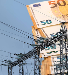 Energetická krize sužuje Evropu - Dráty vysokého napětí a v pozadí bankovky eura