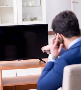 Muž zapíná televizi