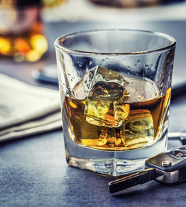 alkohol a kľúče od auta na stole