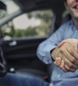 Plácnutie rukou ako znak dohody pri kúpe auta z druhej ruky
