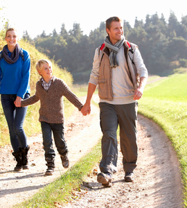 Čtyřčlenná rodina na procházce