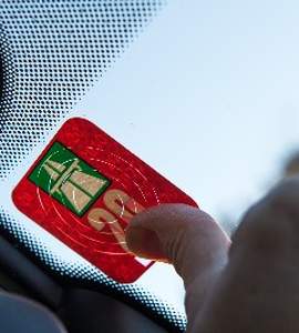 diaľničná známka nalepená na čelnom skle auta